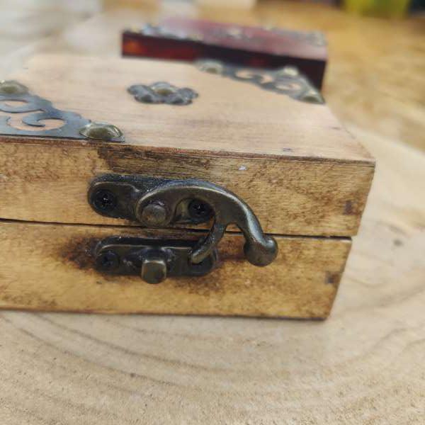 Scatolina in Legno Marrone Chiaro – Scrigno Elegante per Bomboniere, Gioielli e Porta Fedi